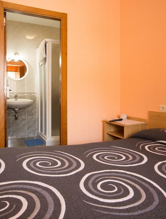 Pension Las Palmeras Lalín Zimmer foto